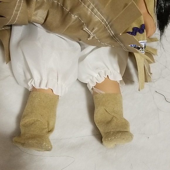 Goldenvale Native American Doll "Aileen" - Picture 5 of 12